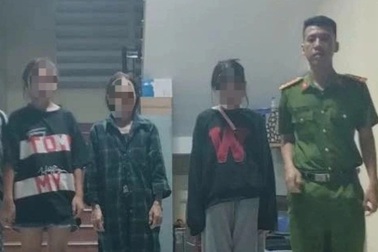 Con gái lặng lẽ rời làng trên chiếc ô tô đen, mẹ hoảng hốt báo công an