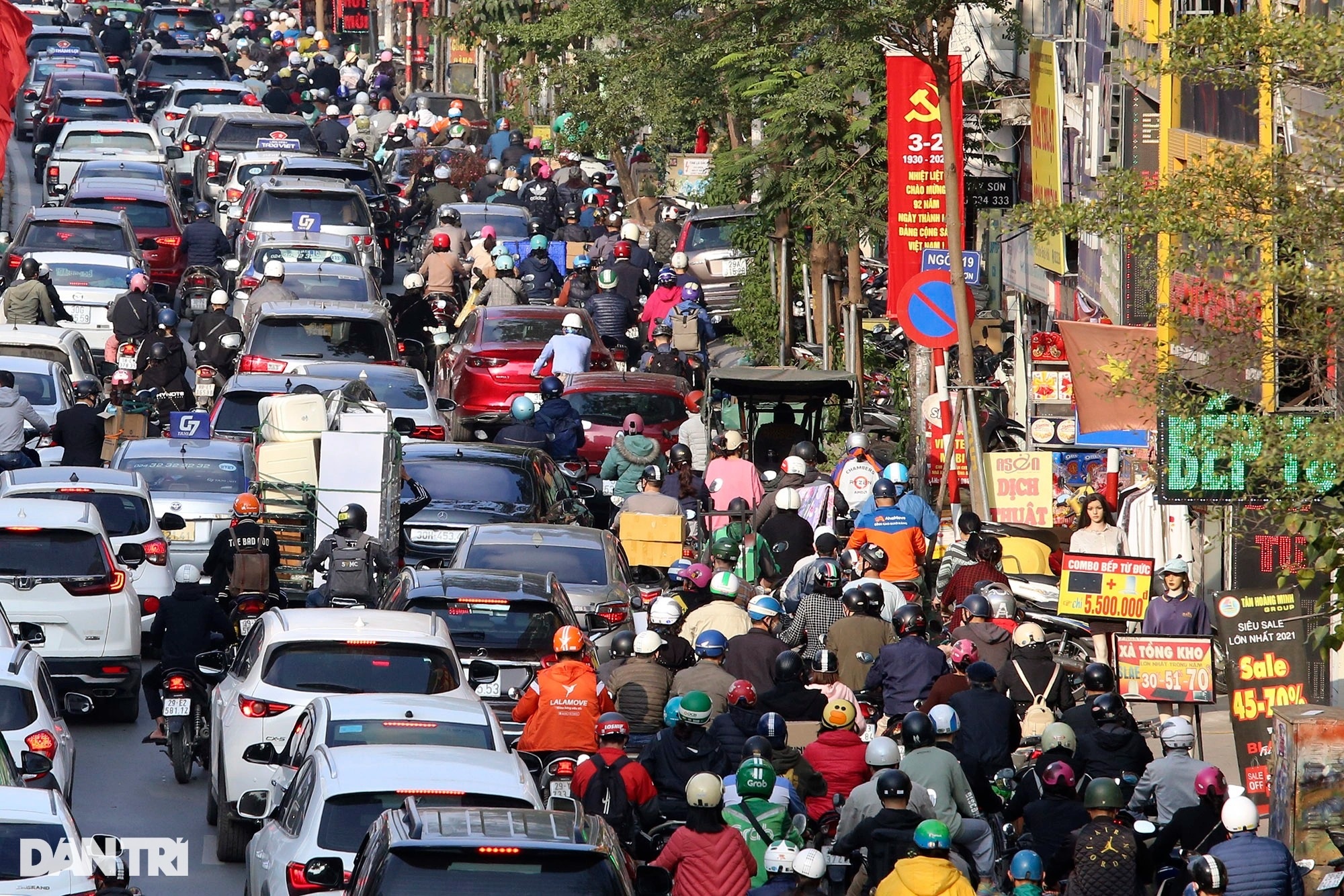 Nhiều tuyến phố trung tâm Hà Nội ùn ứ nghiêm trọng những ngày giáp Tết - 10 Nhiều tuyến phố trung tâm Hà Nội ùn ứ nghiêm trọng những ngày giáp Tết - 10
