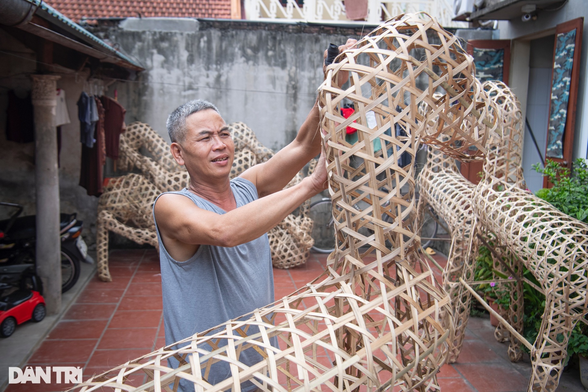 Ngôi làng chuyên sản xuất ngựa giấy, đồ phục vụ cõi âm ở Hà Nội - 6 Ngôi làng chuyên sản xuất ngựa giấy, đồ phục vụ cõi âm ở Hà Nội - 6