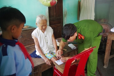 Công an đến tận nhà làm chứng minh thư cho người già, người khuyết tật