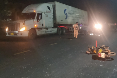 Tông đuôi xe đầu kéo đang dừng đỗ, 2 cha con ở Bình Phước tử vong