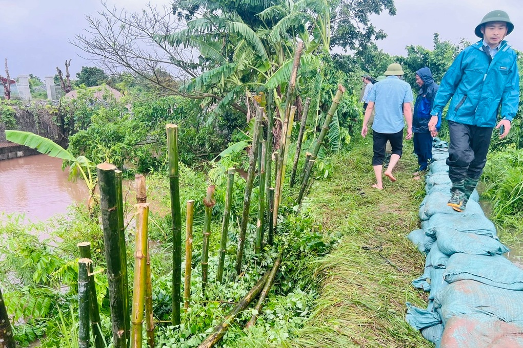 Nước tràn qua bờ bao cống, xã di dời 42 hộ dân đến nơi an toàn - 2 Nước tràn qua bờ bao cống, xã di dời 42 hộ dân đến nơi an toàn - 2