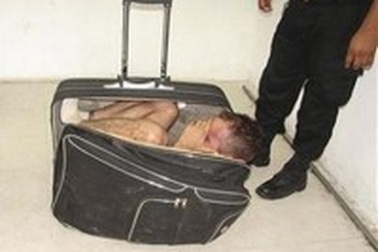 Trốn trong vali để… vượt ngục