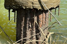 Hàng nghìn người qua lại cây cầu 60 năm tuổi trơ cọc sắt