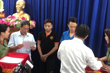 Tuyên dương nhóm thanh niên truy bắt 2 tên cướp nguy hiểm