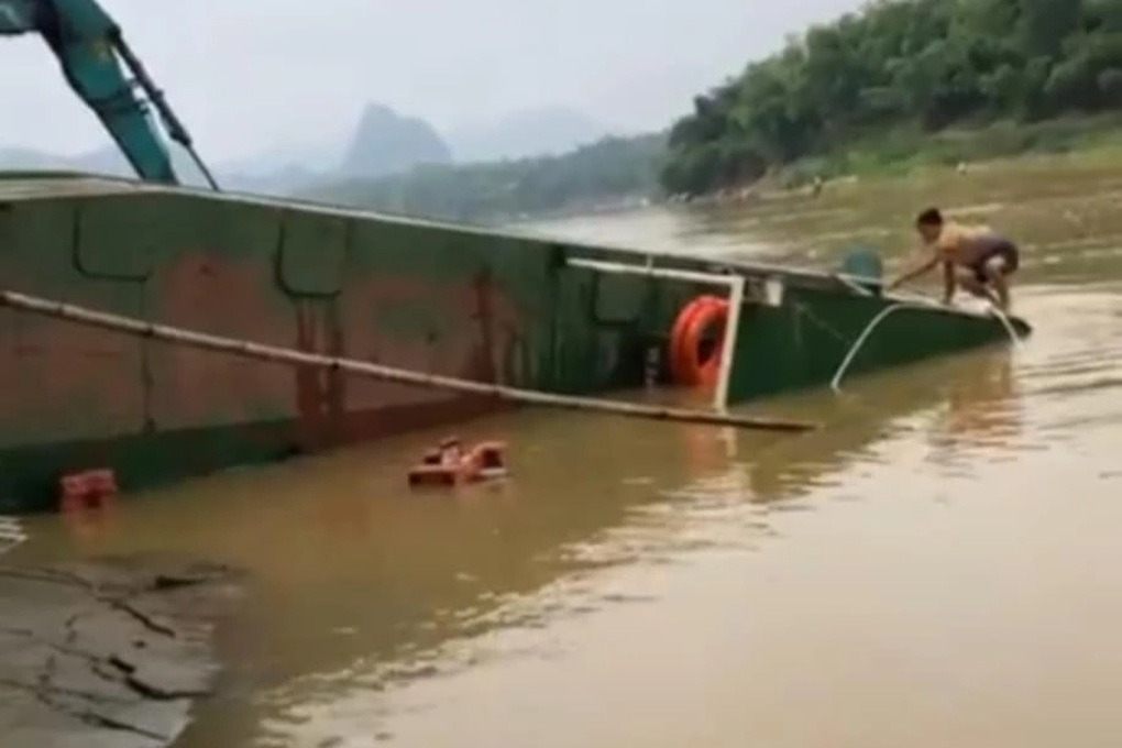 Lật đò chở 10 học sinh trên sông Mã - 1 Lật đò chở 10 học sinh trên sông Mã - 1