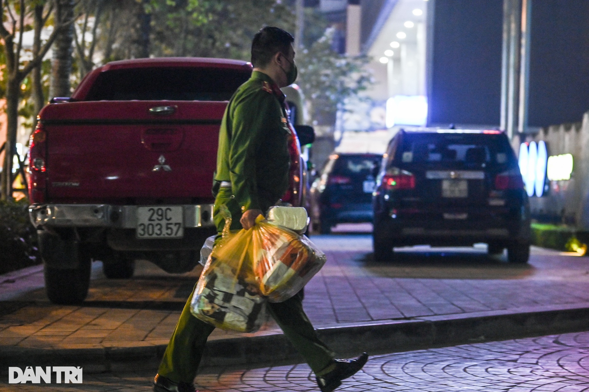 3 giờ khám nơi làm việc ông Trịnh Văn Quyết, công an thu giữ nhiều máy tính - 15 3 giờ khám nơi làm việc ông Trịnh Văn Quyết, công an thu giữ nhiều máy tính - 15