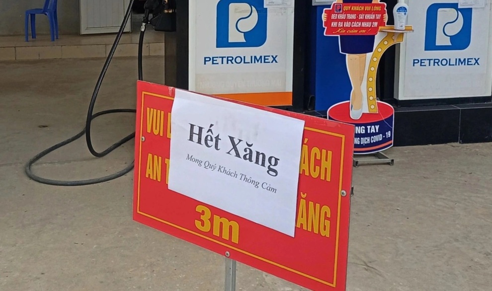 Nhiều cửa hàng treo biển hết xăng trước dự báo tăng giá vào ngày mai - 1 Nhiều cửa hàng treo biển hết xăng trước dự báo tăng giá vào ngày mai - 1
