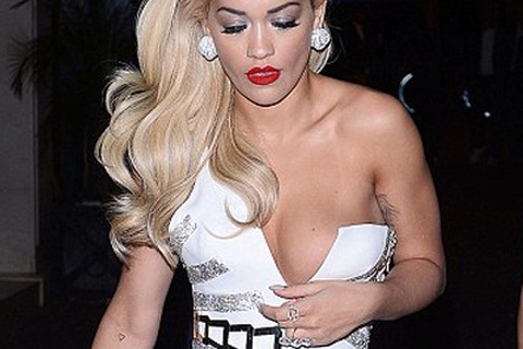 Ca sỹ người Anh suýt bị tụt áo trên phố