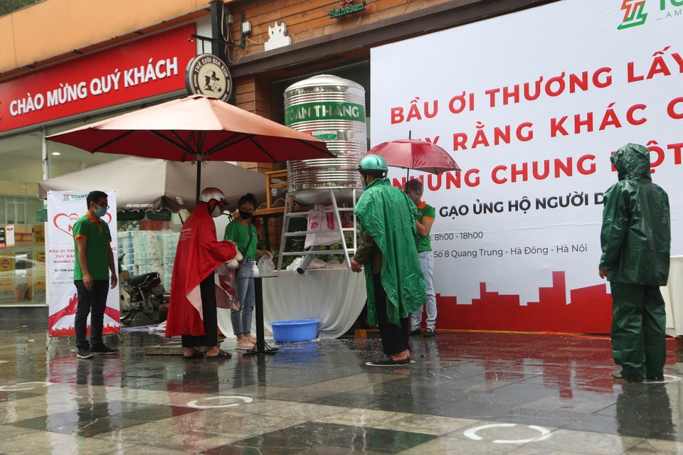 Thêm một “cây ATM” gạo, người nghèo Hà Nội đội mưa đi nhận miễn phí - 1 Thêm một “cây ATM” gạo, người nghèo Hà Nội đội mưa đi nhận miễn phí - 1