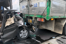 Ô tô khách đâm vào đuôi xe tải, 2 người mắc kẹt bên trong