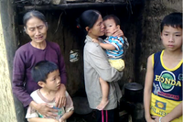 Mẹ và con mong bán được nhà để cứu mạng cha