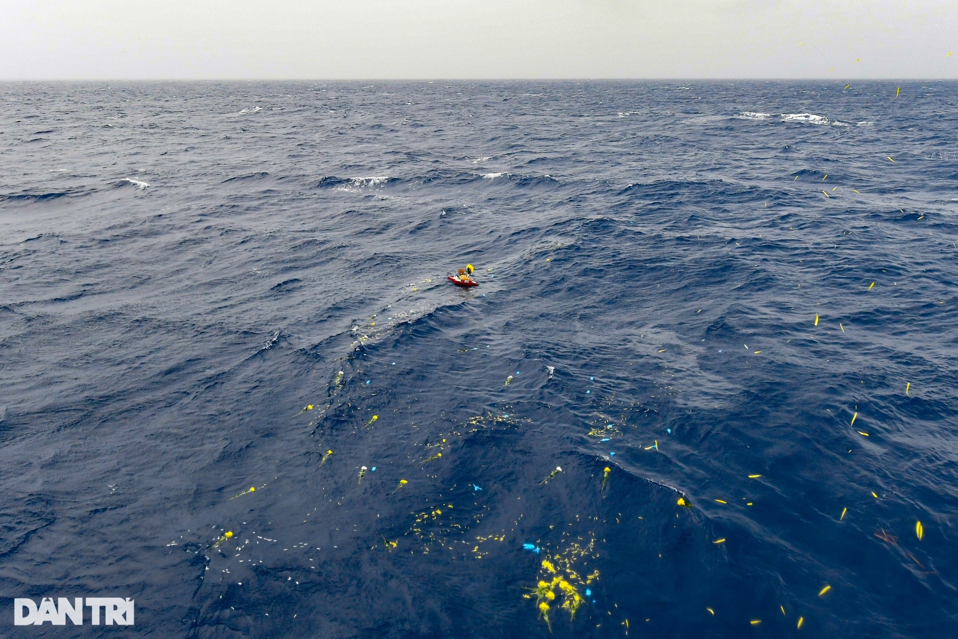 Mưa trắng trời phút tưởng niệm các anh hùng, liệt sĩ hi sinh tại Trường Sa - 14