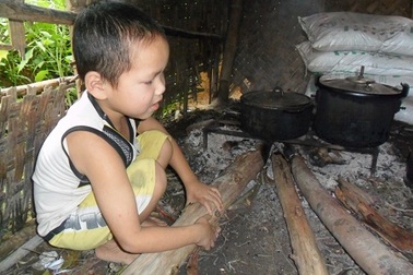 Cuộc sống khốn khó của em bé mù nơi… bìa rừng