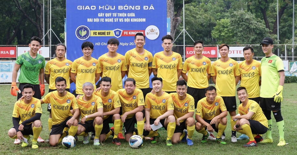 Trương Ngọc Ánh đi cổ vũ Hồ Đức Vĩnh đá bóng - 3 Trương Ngọc Ánh đi cổ vũ Hồ Đức Vĩnh đá bóng - 3