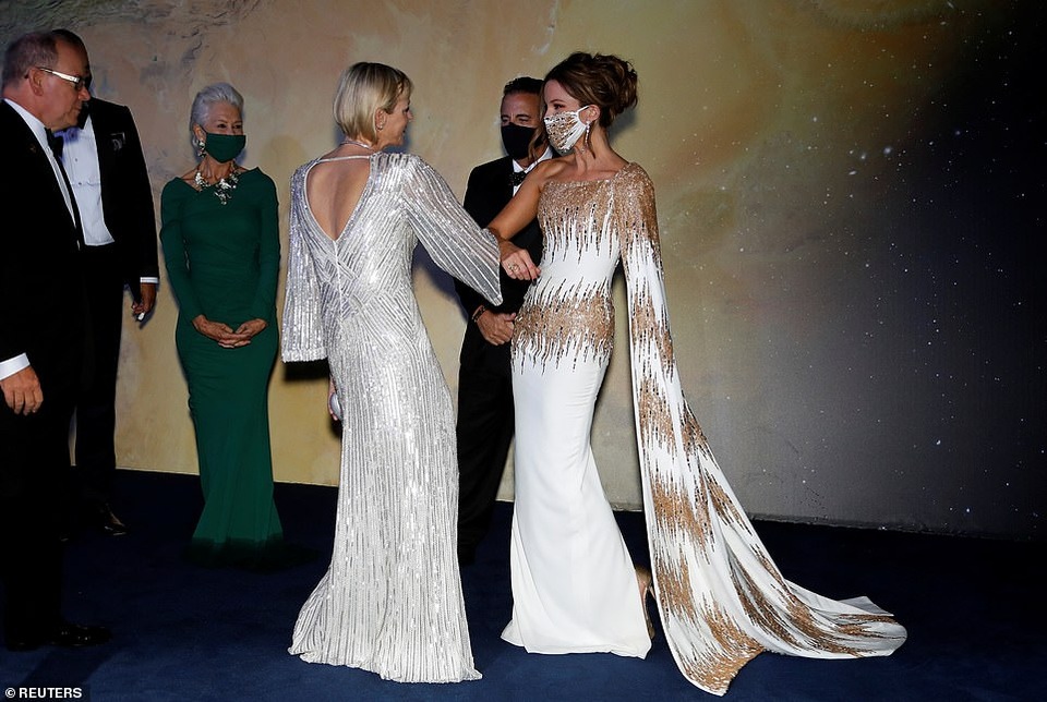 Sienna Miller và lần hiếm hoi diện váy hở bạo - 6 Sienna Miller và lần hiếm hoi diện váy hở bạo - 6