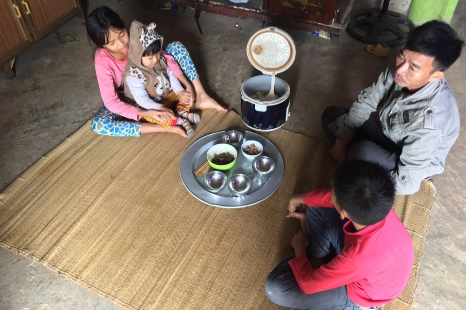 Người mẹ ung thư nghẹn ngào xin các nhà hảo tâm thương 3 đứa con thơ dại - 6 Người mẹ ung thư nghẹn ngào xin các nhà hảo tâm thương 3 đứa con thơ dại - 6