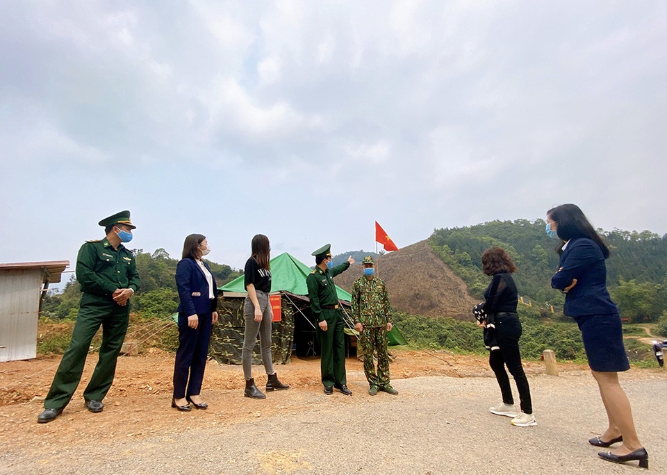 Lương Thùy Linh xúc động khi thấy chiến sĩ chống dịch “ăn lán, ngủ rừng” - 2 Lương Thùy Linh xúc động khi thấy chiến sĩ chống dịch “ăn lán, ngủ rừng” - 2