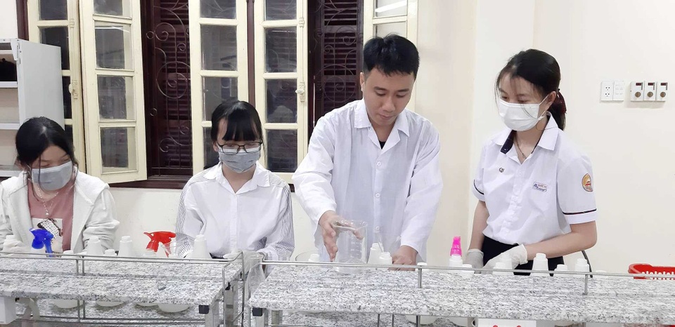 Thầy trò lớp 10 làm nước rửa tay phòng dịch Corona tặng các trường - 1 Thầy trò lớp 10 làm nước rửa tay phòng dịch Corona tặng các trường - 1
