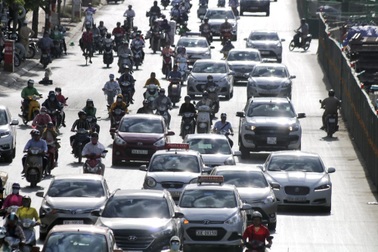 "Cực hình" dưới nắng nóng đỉnh điểm ở Hà Nội