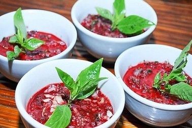 Đề nghị công an điều tra 2 người tử vong sau khi ăn tiết canh, lòng lợn