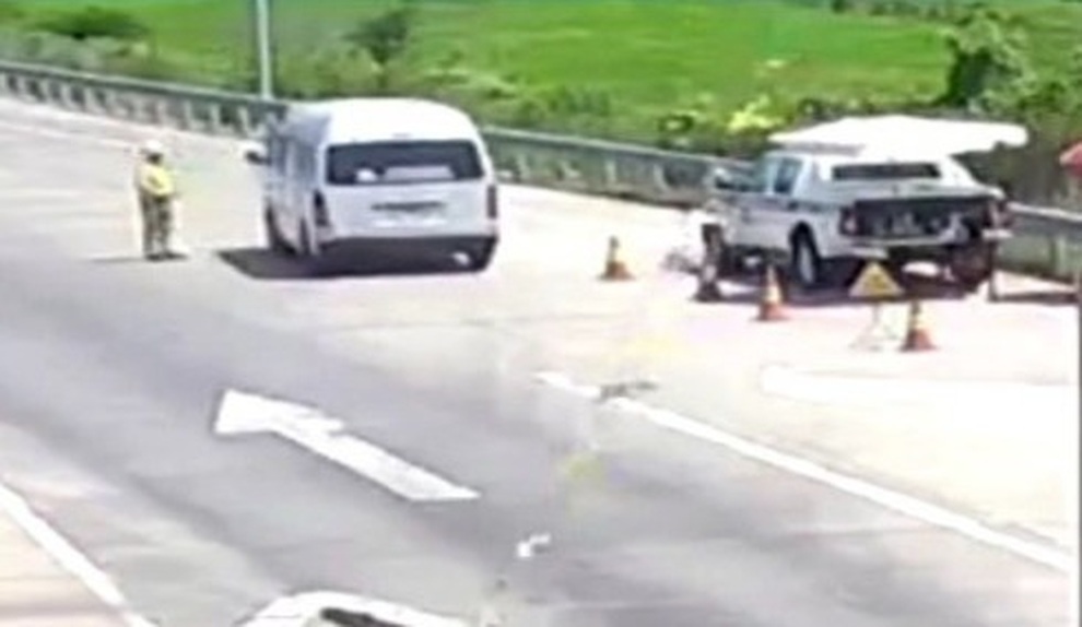 Khởi tố tài xế ủn CSGT, thông chốt kiểm dịch - 1 Khởi tố tài xế ủn CSGT, thông chốt kiểm dịch - 1