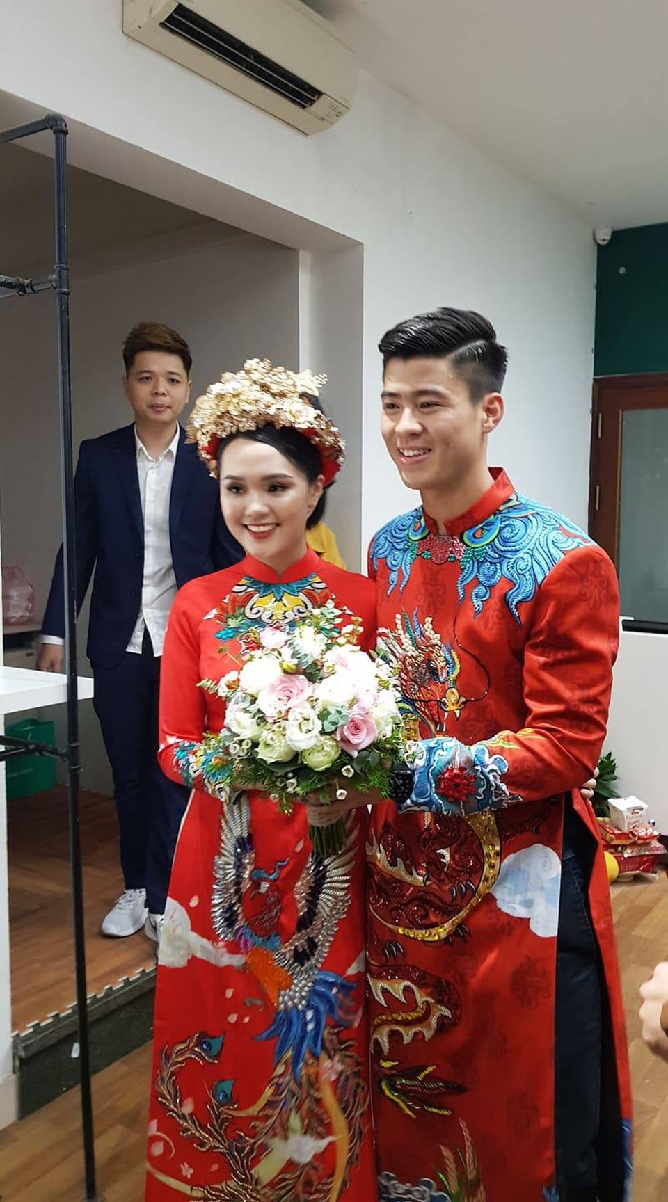 Cô dâu hot girl của Duy Mạnh rạng ngời trong sắc đỏ ngày ăn hỏi - 10 Cô dâu hot girl của Duy Mạnh rạng ngời trong sắc đỏ ngày ăn hỏi - 10