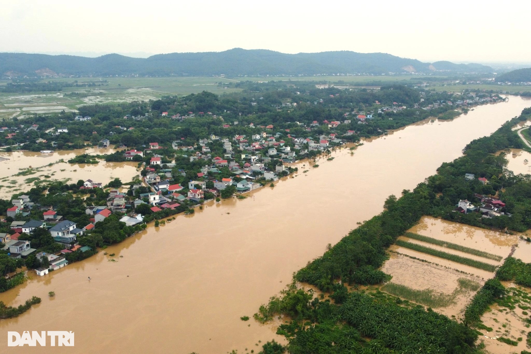 Dân ven sông Lèn trắng đêm trực lũ, nhọc nhằn dọn bùn lầy vì mất điện - 1