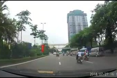 Say rượu ngủ gục trên xe máy vẫn tham gia giao thông