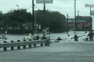 Dân Mỹ nắm tay nhau cứu người mắc kẹt giữa lũ lớn