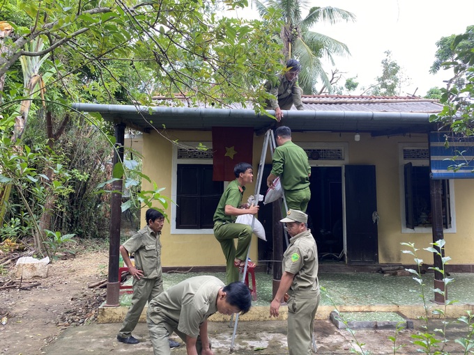 Lực lượng chức năng tỉnh Thừa Thiên Huế giúp dân phòng, chống bão số 9 - Ảnh 5.