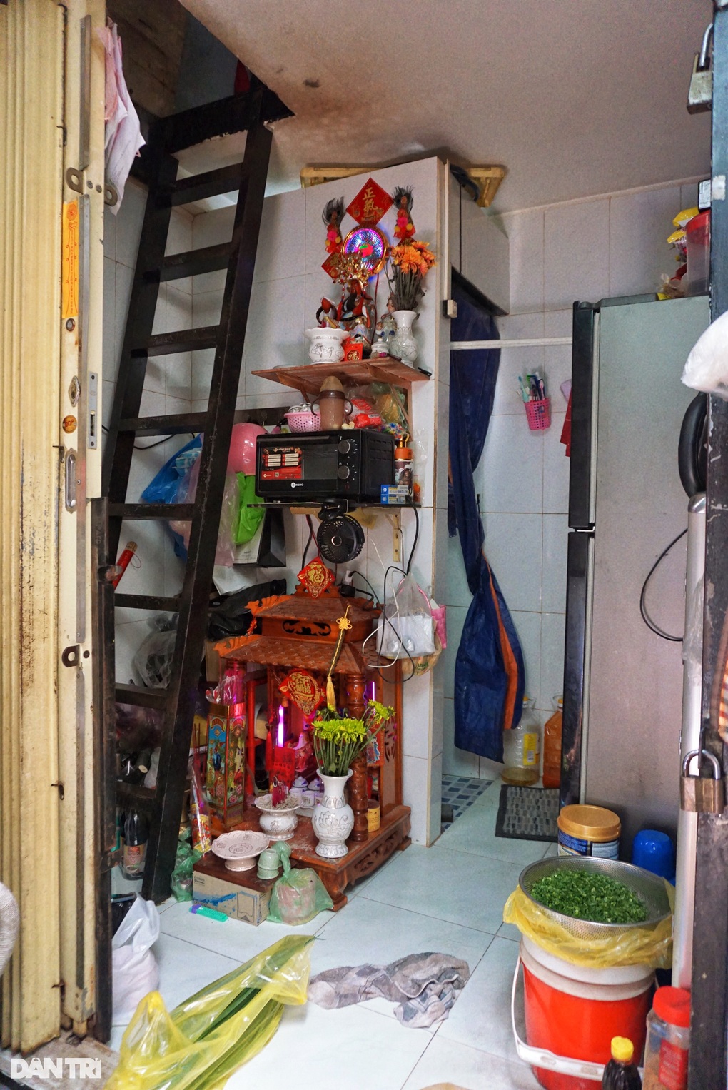 7 người ở nhà siêu nhỏ trung tâm TPHCM: Bếp giữa đường, chia ca sinh hoạt - 2 7 người ở nhà siêu nhỏ trung tâm TPHCM: Bếp giữa đường, chia ca sinh hoạt - 2