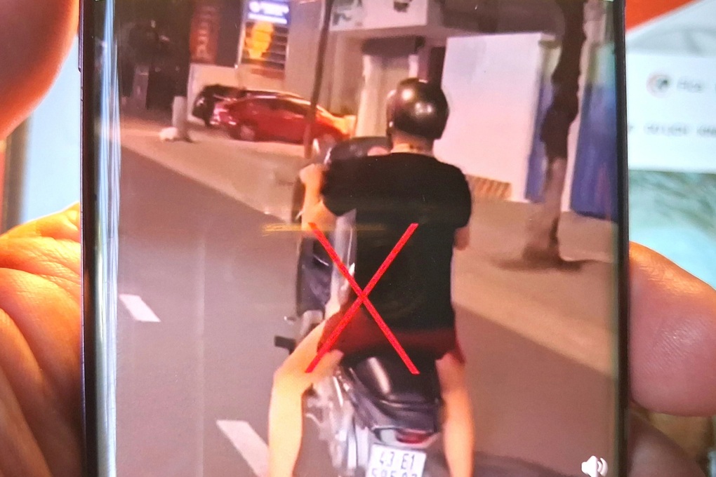 Thanh niên đi xe máy một bánh trên đường phố - 1