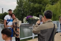 Thủ tướng Campuchia bất ngờ thành "nhiếp ảnh gia" trên đường phố