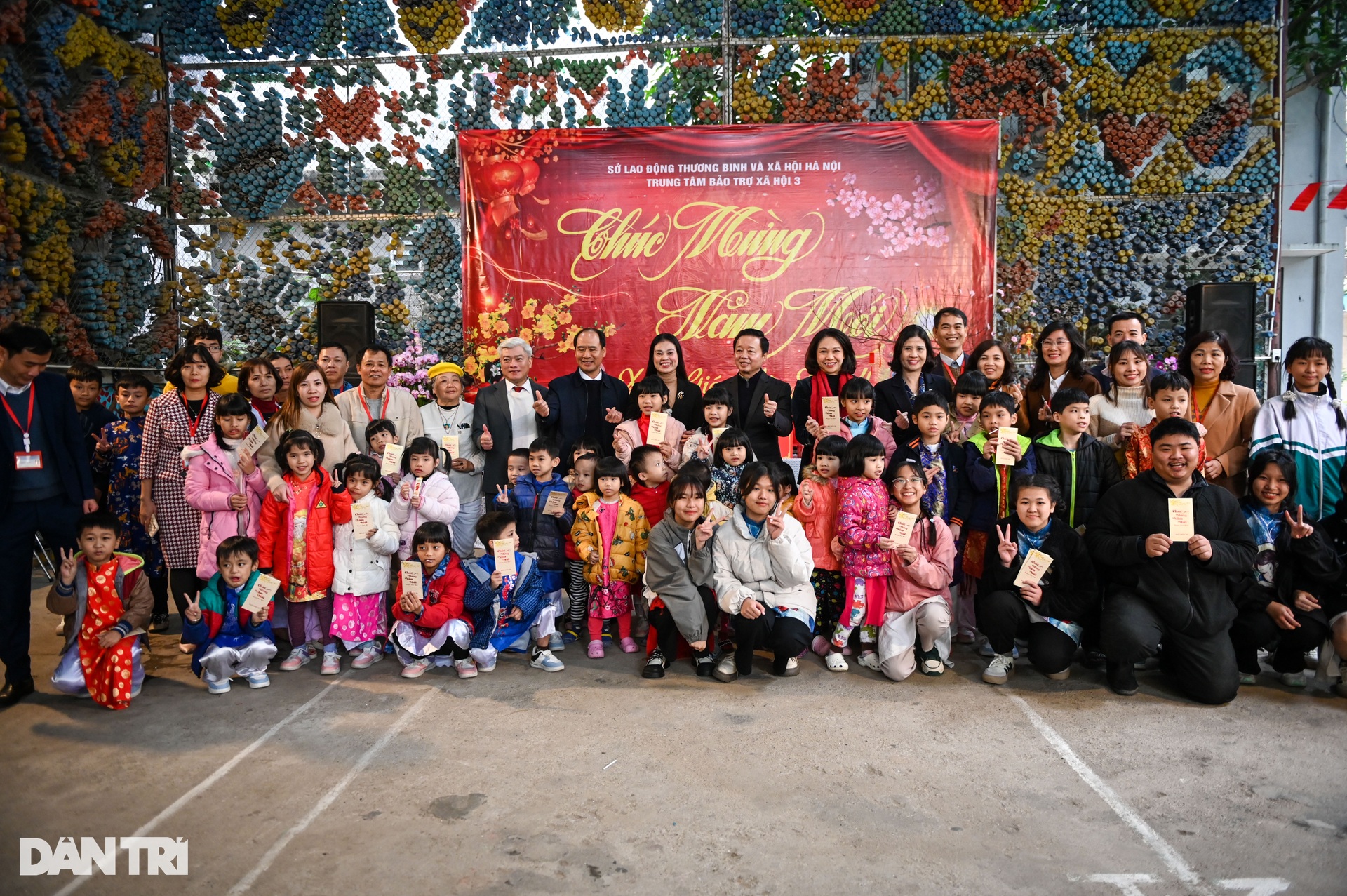 Phó Thủ tướng Trần Hồng Hà chúc Tết người già neo đơn, bệnh nhân ung thư - 2 Phó Thủ tướng Trần Hồng Hà chúc Tết người già neo đơn, bệnh nhân ung thư - 2