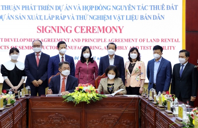 Chủ tịch UBND tỉnh Bắc Ninh Nguyễn Hương Giang và ông JONGRIP JI, Chủ tịch Công ty Amkor ký kết thỏa thuận phát triển dự án.