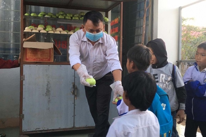 Ngoài phát bánh mì, thầy Tùng cũng phát thêm bánh bao miễn phí cho học trò. Ảnh: Ngọc Oanh