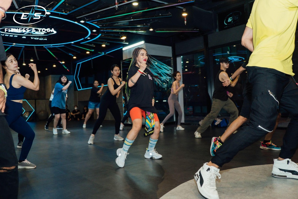 EMS Fitness Yoga đồng hành báo Dân trí xác lập kỷ lục yoga Việt Nam - 6 EMS Fitness Yoga đồng hành báo Dân trí xác lập kỷ lục yoga Việt Nam - 6