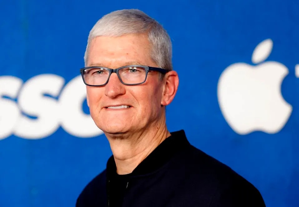 Tim Cook gia nhập Apple vào tháng 3/1998 với tư cách phó chủ tịch cấp cao phụ trách hoạt động toàn cầu rồi trở thành phó chủ tịch điều hành, phụ trách hoạt động và bán hàng toàn cầu. Ông được bổ nhiệm làm giám đốc điều hành vào tháng 8/2011 (Ảnh: Forbes).