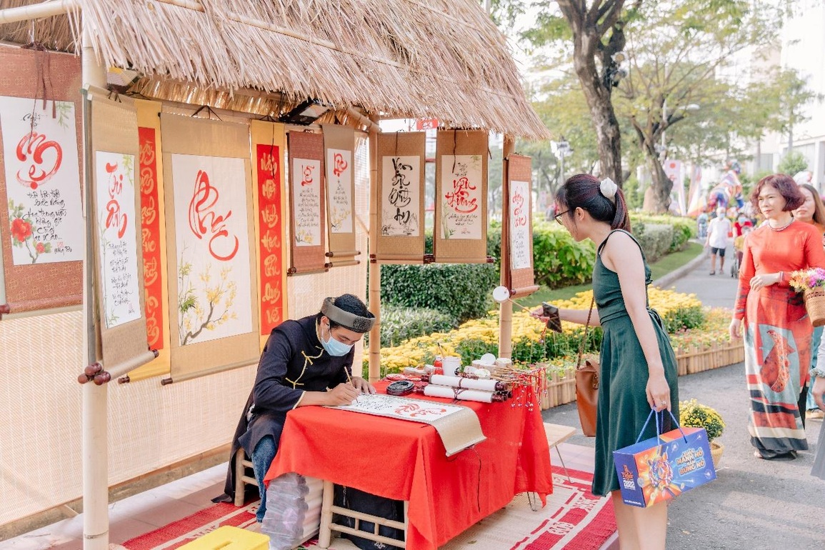 Ngắm mãnh hổ bùng nổ sắc màu tại Hội hoa xuân Phú Mỹ Hưng - 11 Ngắm mãnh hổ bùng nổ sắc màu tại Hội hoa xuân Phú Mỹ Hưng - 11