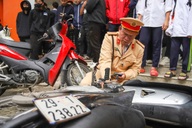 CSGT đồng loạt kiểm tra, học sinh mang xe máy đi "tẩu tán" vẫn không thoát