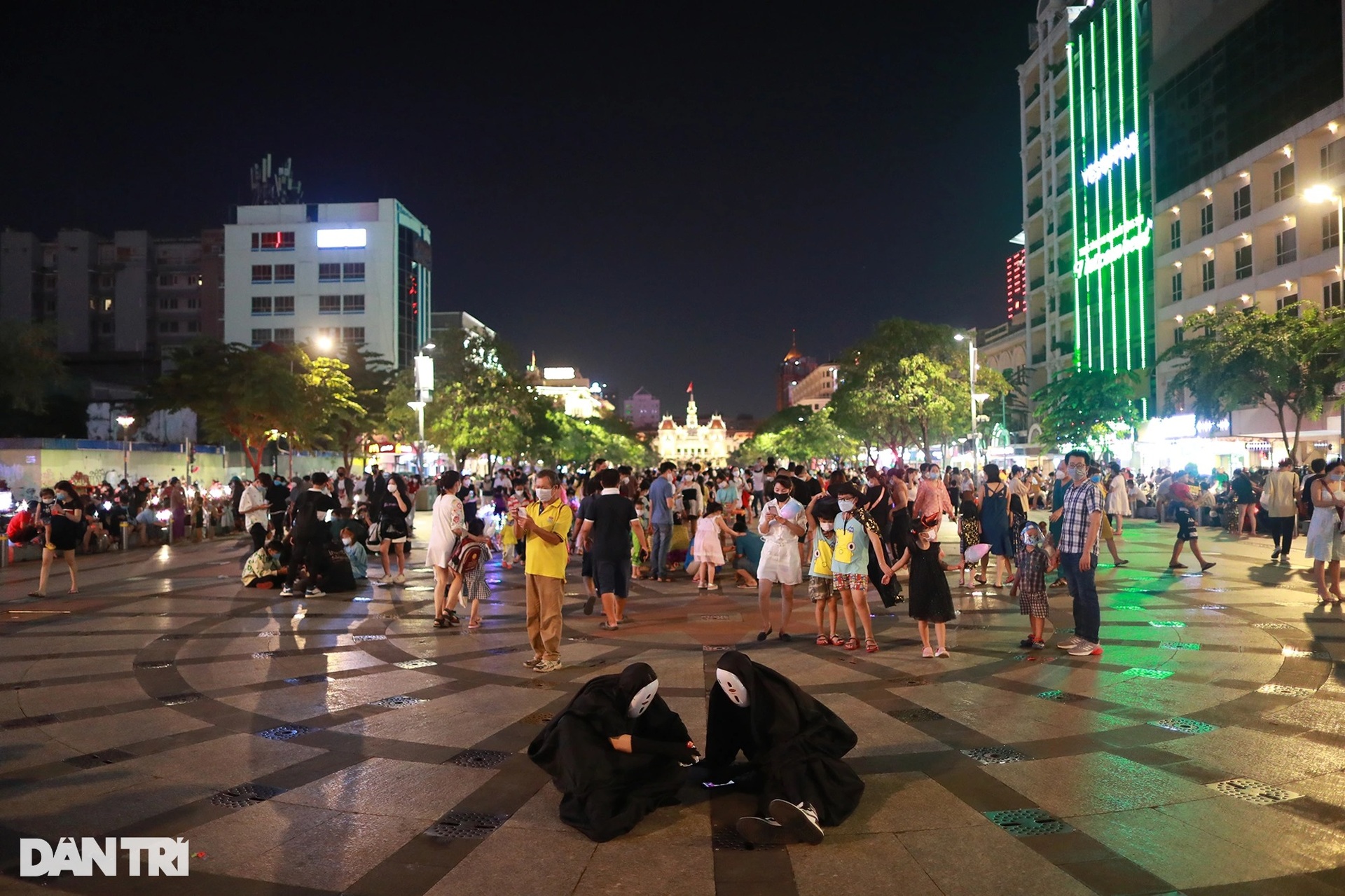 Giới trẻ diện cổ phục triều Nguyễn giữa đêm hóa trang ma quái ở TPHCM - 1 Giới trẻ diện cổ phục triều Nguyễn giữa đêm hóa trang ma quái ở TPHCM - 1