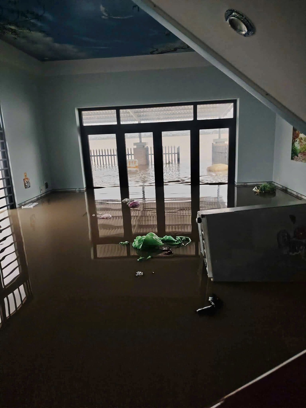 Bố Hoa hậu Yến Nhi đuối sức, bị lật xuồng trong lũ hiện ra sao? - 2 Bố Hoa hậu Yến Nhi đuối sức, bị lật xuồng trong lũ hiện ra sao? - 2