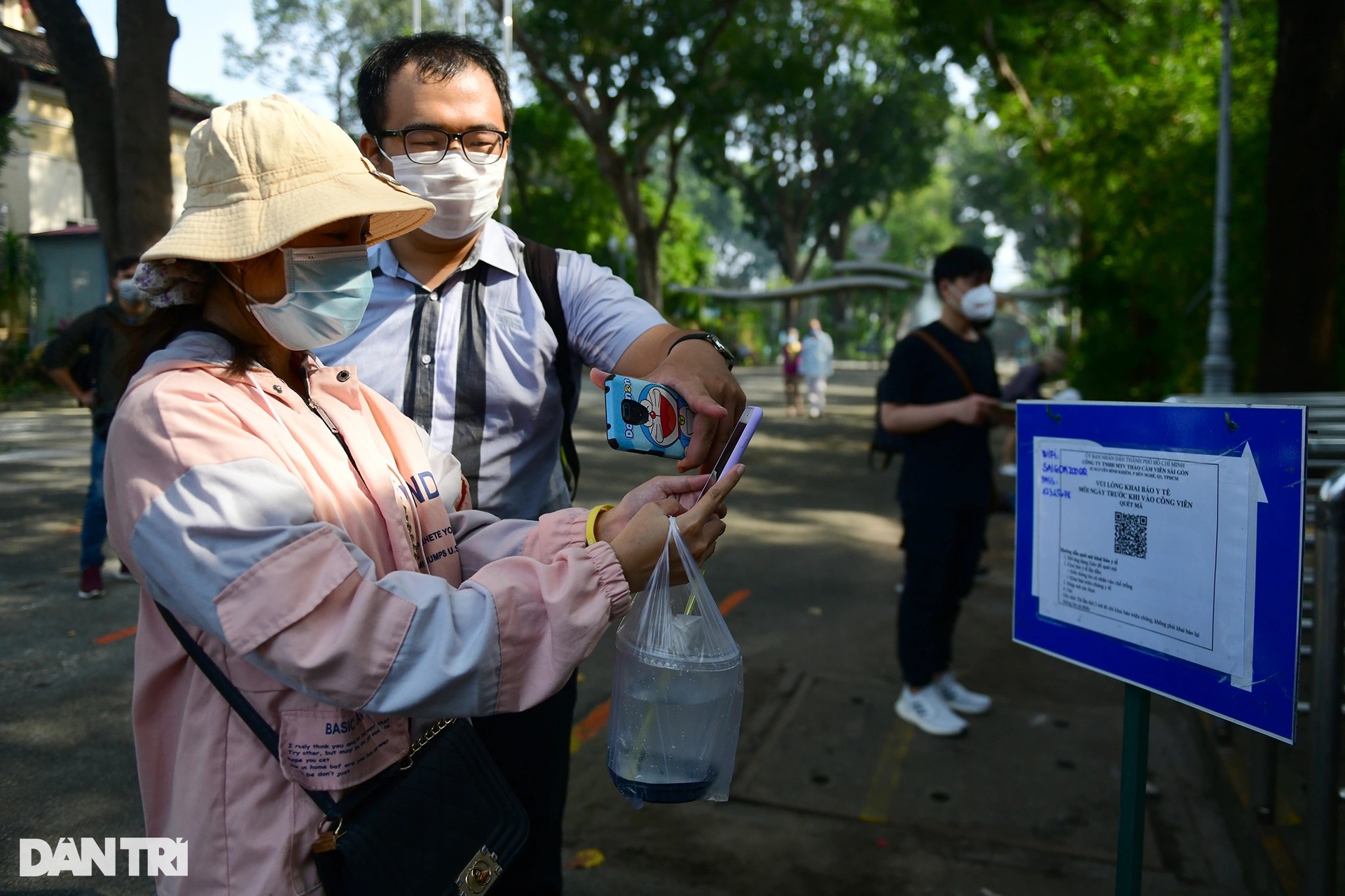 Thảo cầm viên Sài Gòn mở cửa, người dân đổ xô đưa con em đến vui chơi - 3 Thảo cầm viên Sài Gòn mở cửa, người dân đổ xô đưa con em đến vui chơi - 3
