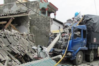 Xe tải húc đổ 3 nhà dân, 1 người thiệt mạng