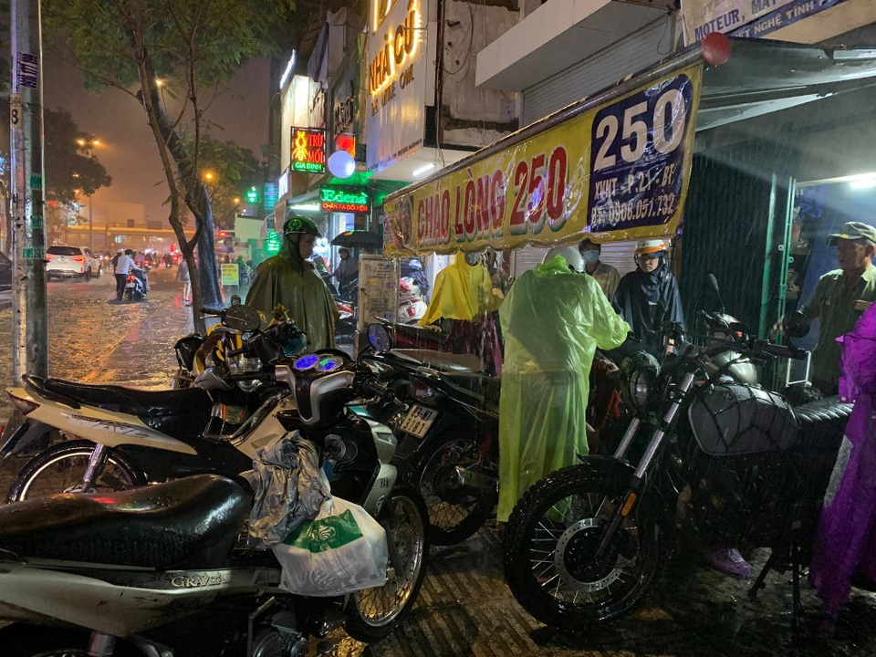 Mưa tối trời, Sài Gòn ngập nặng, kẹt xe đến tận nửa đêm - 13 Mưa tối trời, Sài Gòn ngập nặng, kẹt xe đến tận nửa đêm - 13