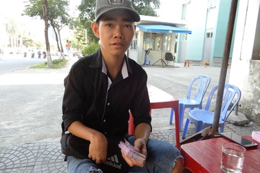 Người bán vé số ở Đà Nẵng: Vui vì có thu nhập trở lại từ nghề cũ