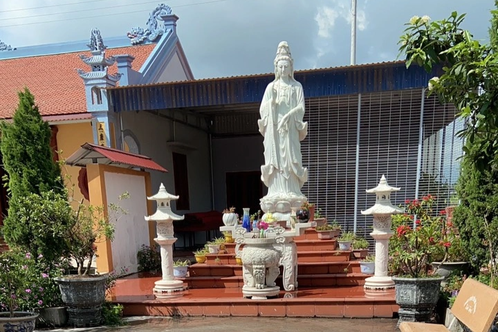Bài 2: Phát khóc vì cô đồng đúng nhận, sai cãi thu đủ tiền mới làm lễ - 1 Bài 2: Phát khóc vì cô đồng đúng nhận, sai cãi thu đủ tiền mới làm lễ - 1