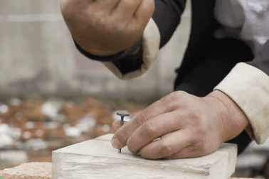 Võ sư Trung Quốc dùng tay đóng đinh, chém gạch như "bùn"