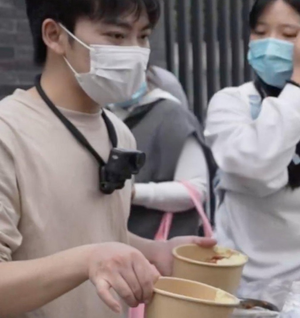 Bỏ học thạc sĩ tại Trung Quốc và tiến sĩ tại Mỹ, chàng trai bán hàng rong - 2